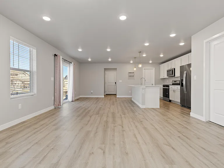 958 Colorado River Ave — Photo 7
