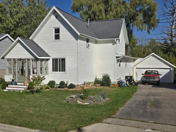 226 S High St, Markesan, WI 53946
