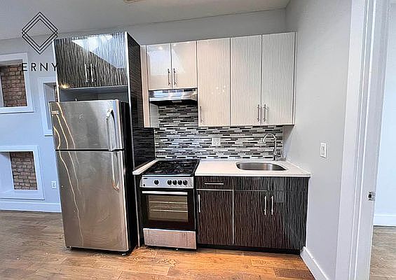 4th image of 312 Van Buren St #2F