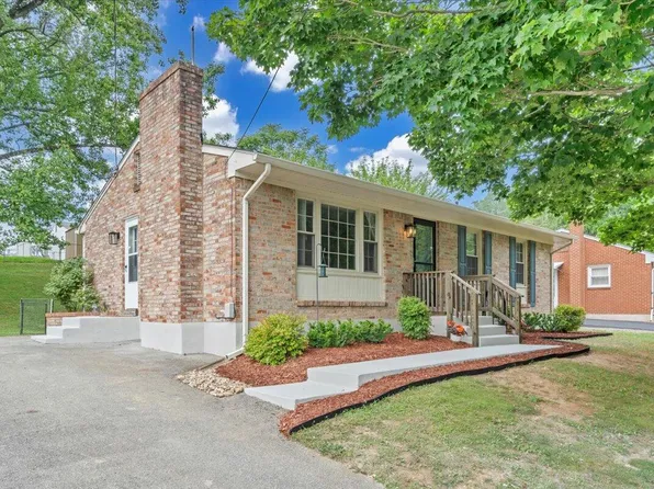 1868 Terry Dr, Vinton, VA 24179