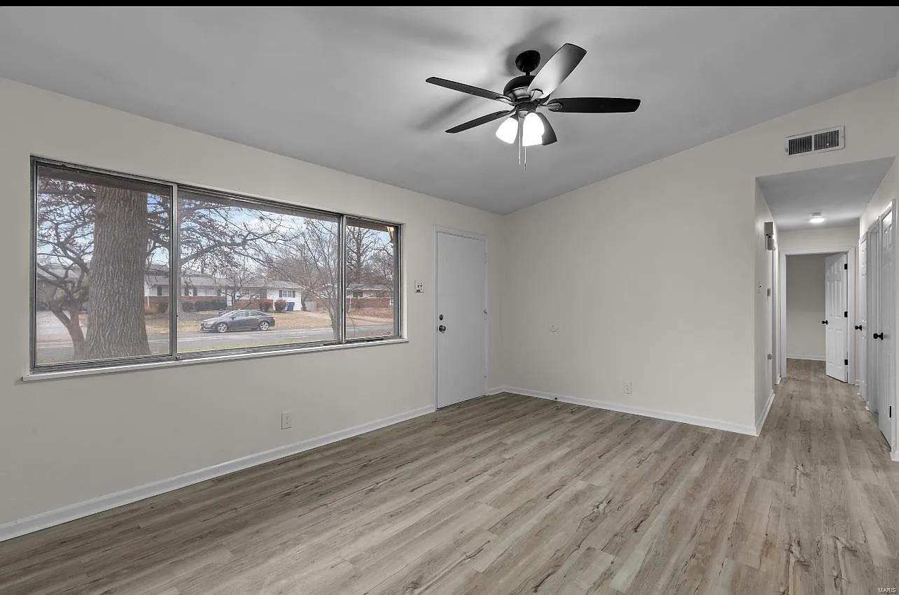 3 bed, 1.5 bath, 1066 sqft, $1,600 — Photo 3