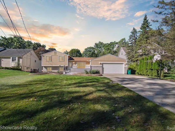 3439 Boyer St, Commerce Township, MI 48390