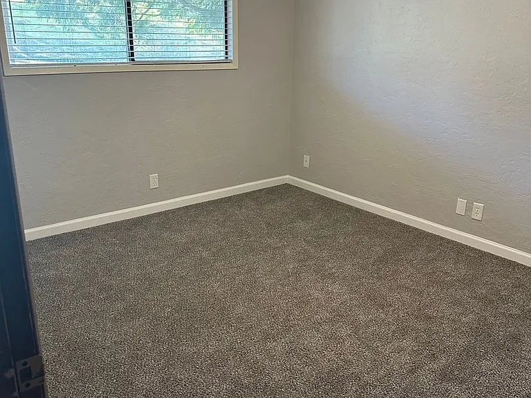 South Crest Apartments — Photo 8