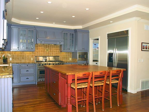Kitchen w/ Viking, Granite Walk-in Pantry  & Lg. Island