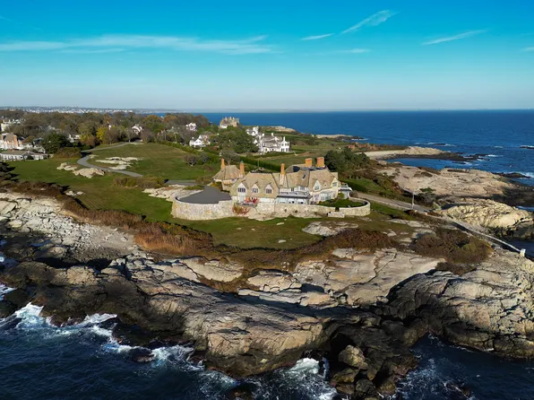 61 Ledge Rd APT J, Newport, RI 02840