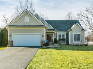 15 Abbotswood Cres, Penfield, NY 14526