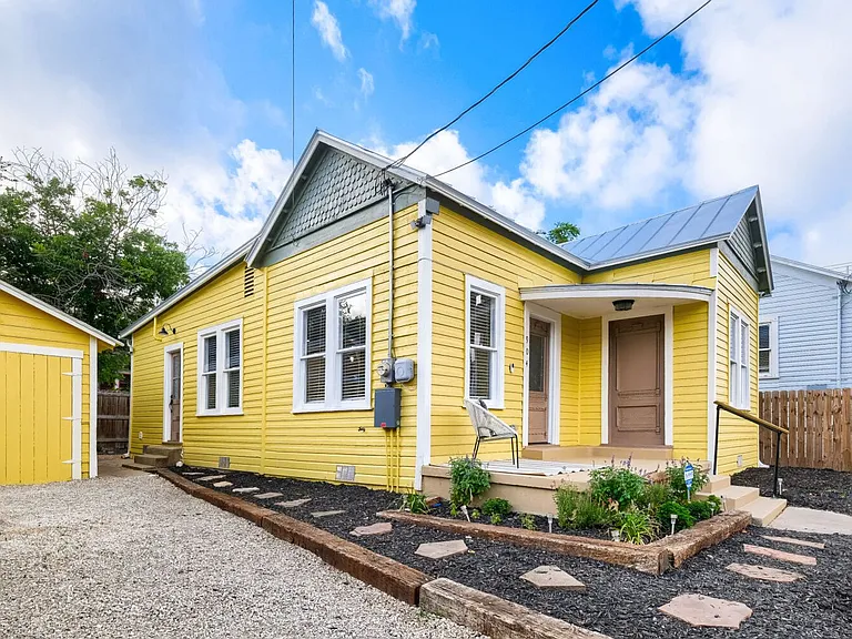 904 N Mesquite St — Photo 2