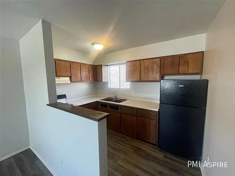 Keri Lyn Apartments — Photo 24