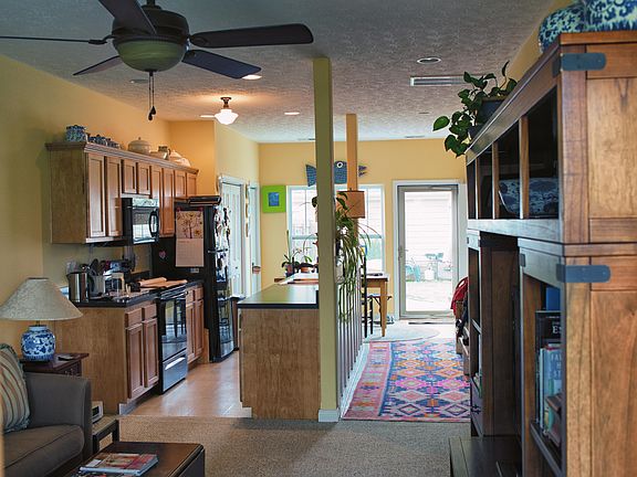 4th image of 163 Simmons St