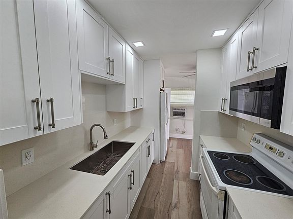 4th image of 421 NW 35th Court