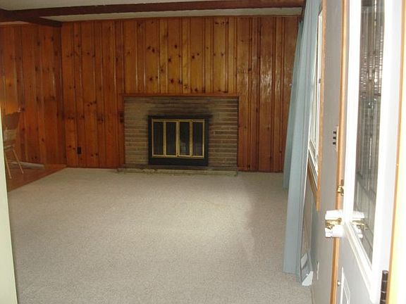 Large Living Room w Fireplace!