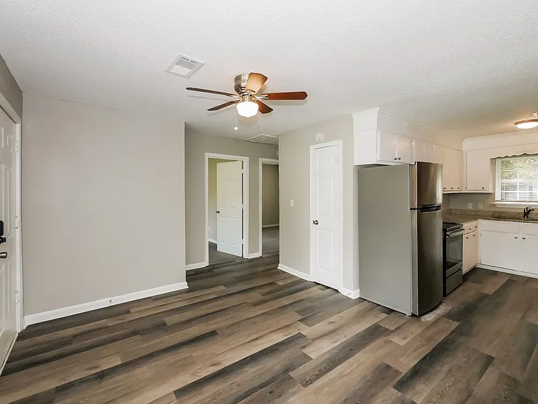 1414434_018_living_room_12916993.jpg