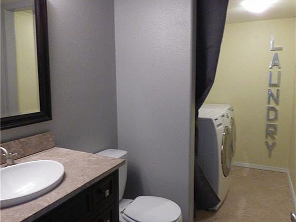 Main 1/2 bath with laundry