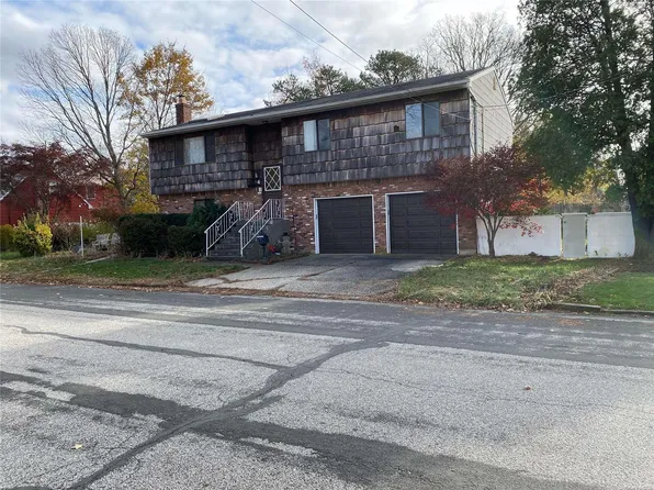 4 Pearsall Place, Deer Park, NY 11729