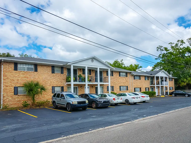 Windsor Arms Apartments — Photo 6