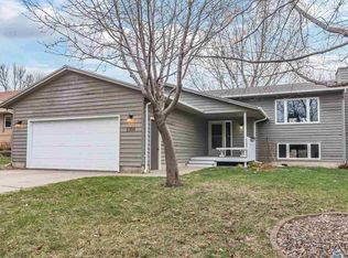2304 S Avondale Ave, Sioux Falls, SD 57110