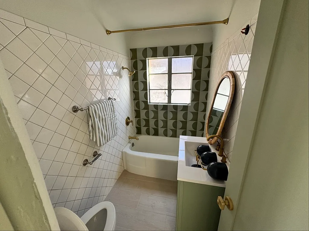 2BR Melrose Condo (quaint triplex) art deco meets Southwest — Photo 3