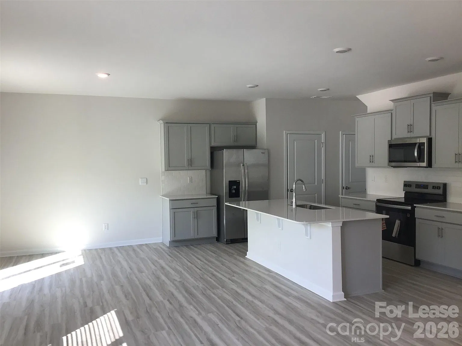 4 bed, 3.5 bath, 1927 sqft, $2,345 — Photo 2