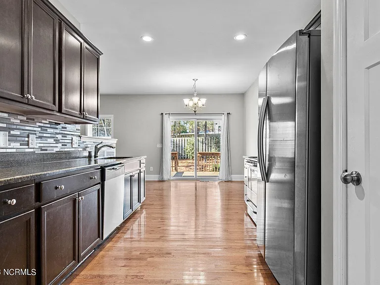 290 Adams Cir — Photo 16