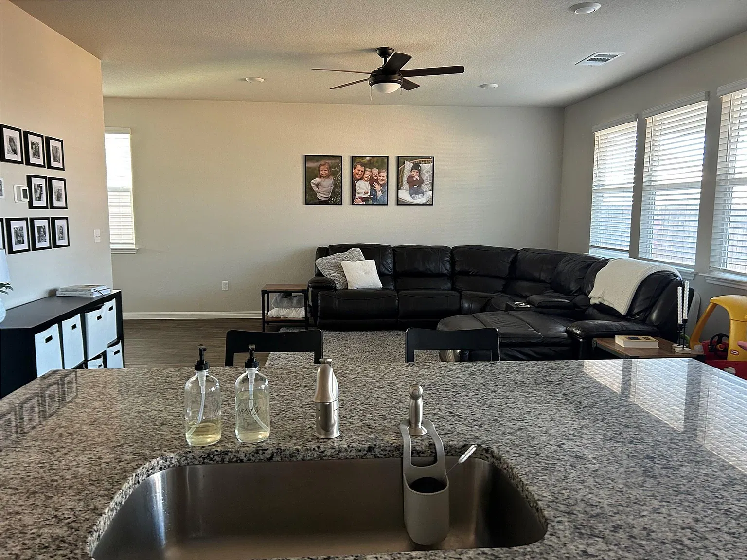 4 bed, 3.0 bath, 2526 sqft, $2,250 — Photo 3
