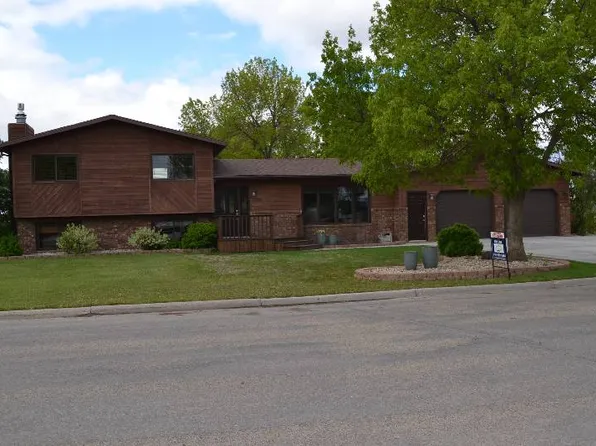 1306 Thompson St, Westhope, ND 58318