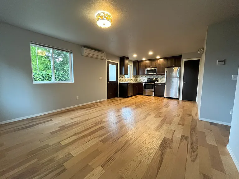 Charming SE Bungalow 3 Bed 2 Bathroom with Washer & Dryer — Photo 13