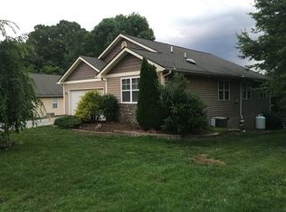 40 Lakewood Rd, Hendersonville, NC 28792