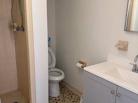 4th image of 6 Van Dyck Ct