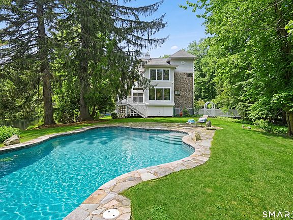 2nd image of 320 Chestnut Hill Road