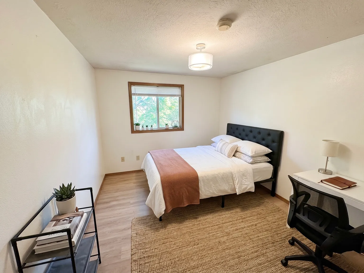 10 bed, 3000 sqft, $850 — Photo 2