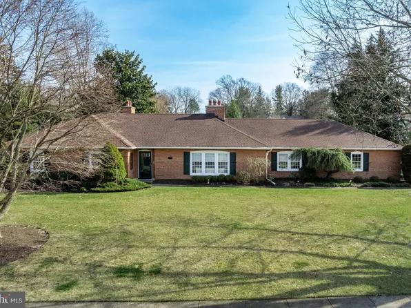 212 Hickory Ln, Moorestown, NJ 08057