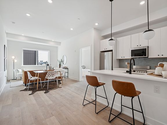 3rd image of 3037 Richmond St #203