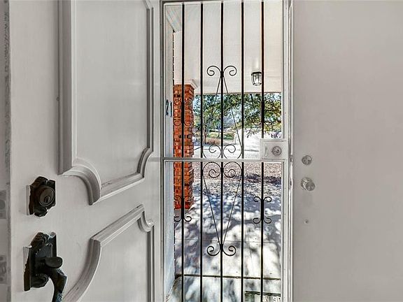 3rd image of 221 Vista Del Rey Dr