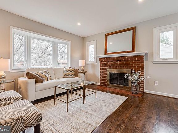 Large Bay Window brings in all the light!