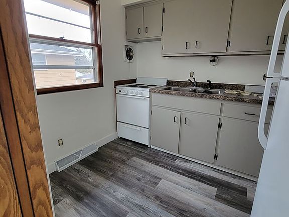 2nd image of 1727 Silvercrest Dr APT 3