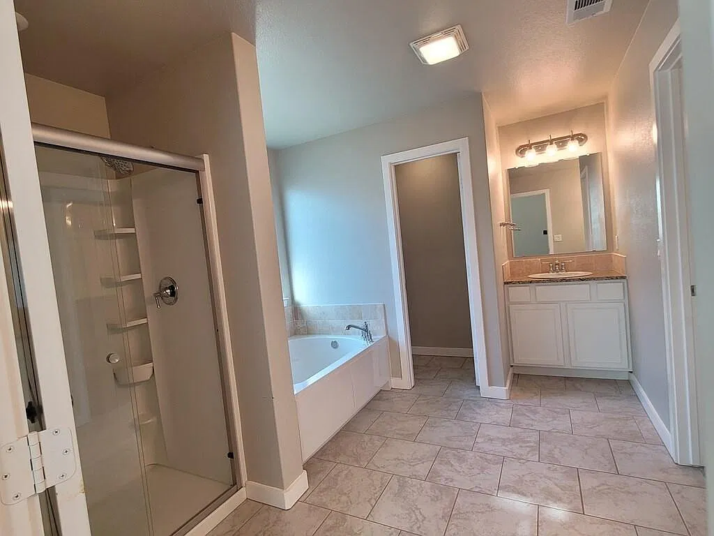 3 bed, 2.0 bath, 1806 sqft, $2,500 — Photo 4