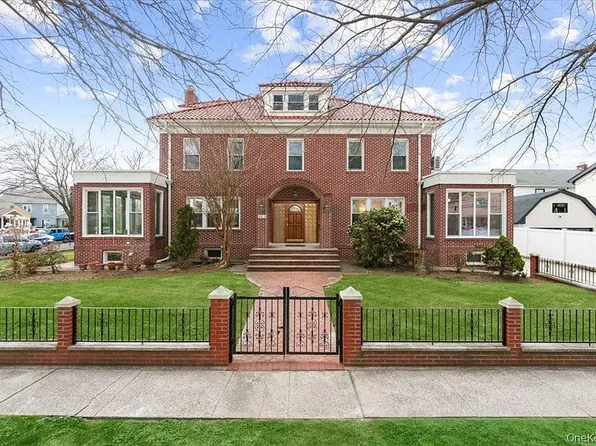 209-31 39th Ave #A, Bayside, NY 11361