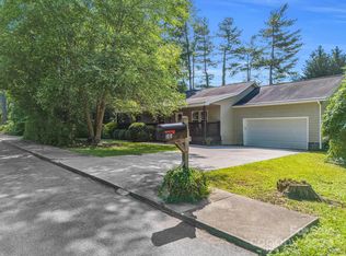 1010 Cherokee Dr, Hendersonville, NC 28739