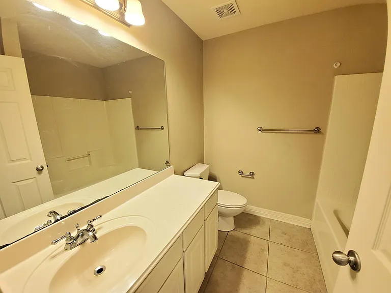 208 Amanda Ct — Photo 12