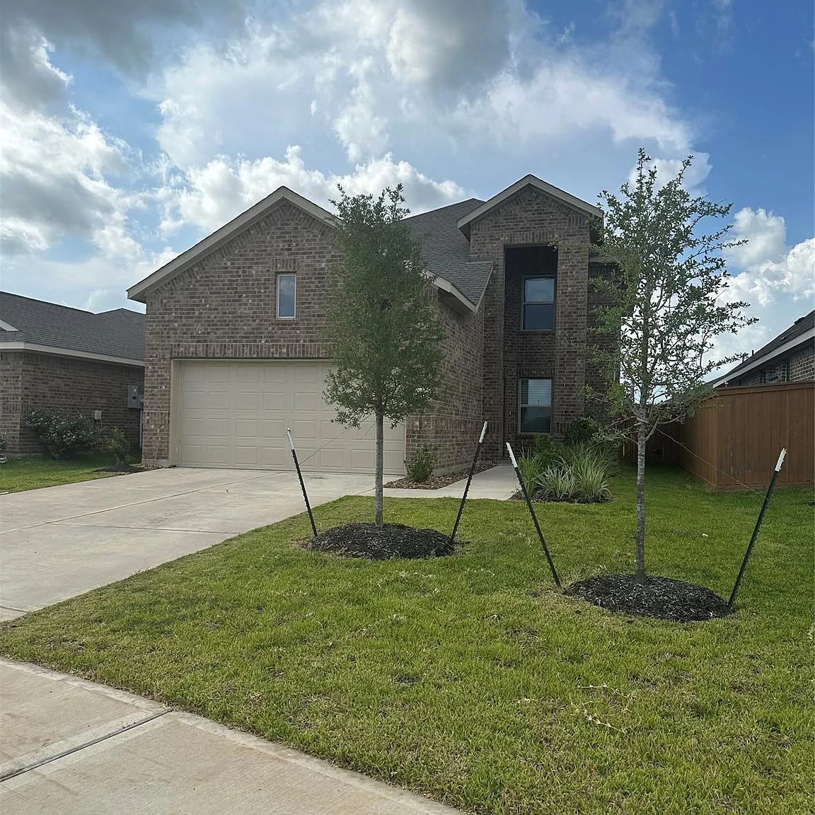 4 bed, 2.5 bath, 1834 sqft, $2,100 — Photo 1