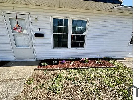 8 Louise Ln — Photo 2