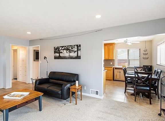 5th image of 364 E Haven Ave