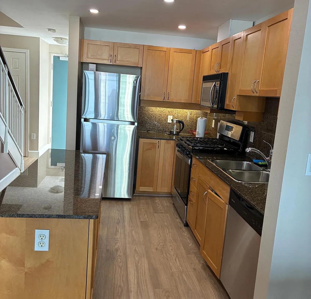 2 bed, 2.5 bath, 921 sqft, $1,750 — Photo 4