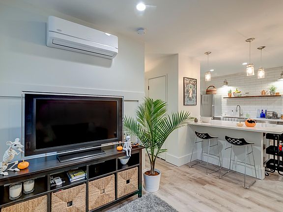 2nd image of 1424 Golden Ave APT 1