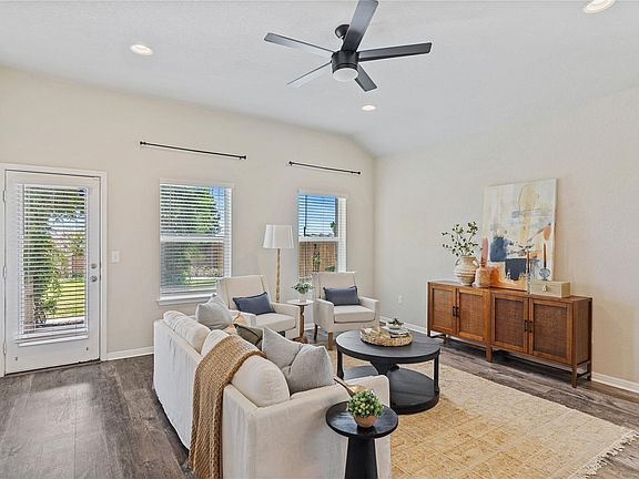 4th image of 152 Marienfeld Ln
