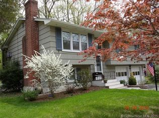 16 Parkwood Dr, Gales Ferry, CT 06335