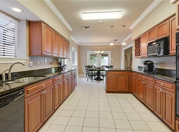 5th image of 5304 Cocos Plumosas Dr