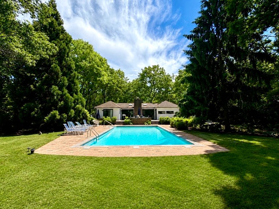 1st image of 27 Wooded Oak Ln