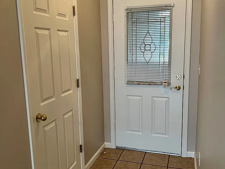 2105 Sheffield Dr — Photo 2