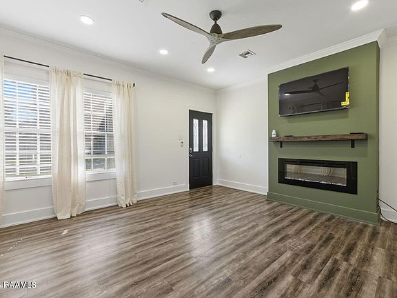 5th image of 825 N Avenue H